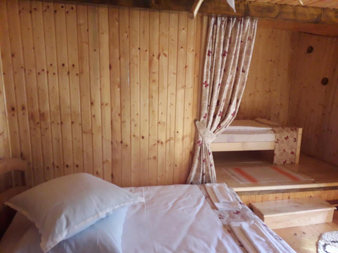 Casa Bunicii Hotell Costeşti Exteriör bild