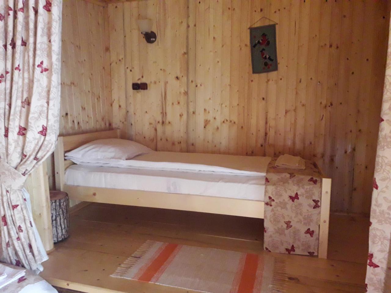 Casa Bunicii Hotell Costeşti Exteriör bild